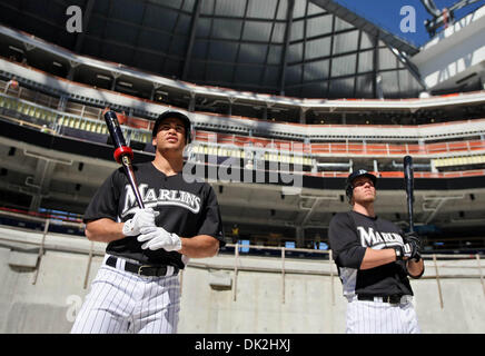 Le 15 février 2011 - Miami, Floride - Floride, USA - Etats-Unis - 021011 (Allen Eyestone/Le Palm Beach Post) Miami FL... Florida Marlins' Mike Stanton et Logan Morrison attendent leur tour pour prendre la pratique au bâton au nouveau stade de baseball des Marlins en construction à Miami. (Crédit Image : © Le Palm Beach Post/ZUMAPRESS.com) Banque D'Images