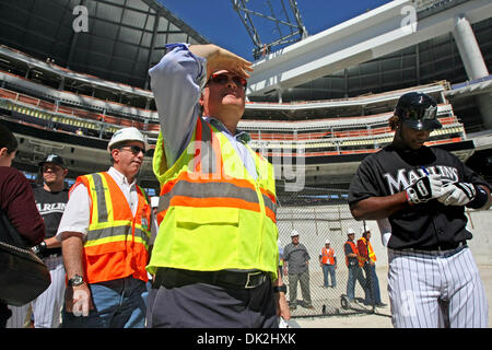 Le 15 février 2011 - Miami, Floride - Floride, USA - Etats-Unis - 021011 (Allen Eyestone/Le Palm Beach Post) Miami FL... Marlins' propriétaire Jeffrey Loria watches la pratique au bâton au nouveau Marlins ballpark en construction à Miami. (Crédit Image : © Le Palm Beach Post/ZUMAPRESS.com) Banque D'Images