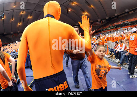 Le 15 février 2011 - Syracuse, New York, États-Unis d'Amérique - un jeune fan high fives un étudiant Syracuse habillés en orange avant le match contre le West Virginia Mountaineers. Syracuse défait la West Virginia 63-52 devant 22 669 au Carrier Dome à Syracuse, New York. (crédit Image : © Michael Johnson/ZUMAPRESS.com) Southcreek/mondial Banque D'Images