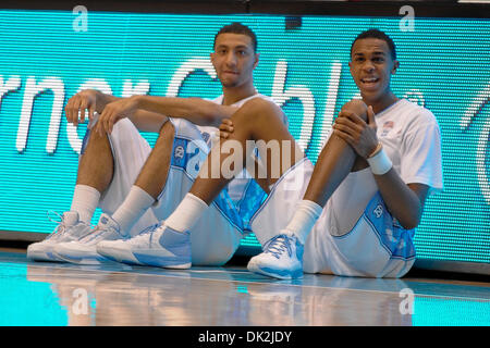 Le 15 février 2011 - Chapel Hill, North Carolina, États-Unis - North Carolina Tar Heels de l'avant John Henson (31) et Caroline du Tar Heels guard Kendall Marshall (5) attendre pour entrer dans le jeu.Caroline du Nord bat Service Forest 78-64 au Centre Dean Smith dans la région de Chapel Hill en Caroline du Nord. (Crédit Image : © Anthony Barham/global/ZUMAPRESS.com) Southcreek Banque D'Images