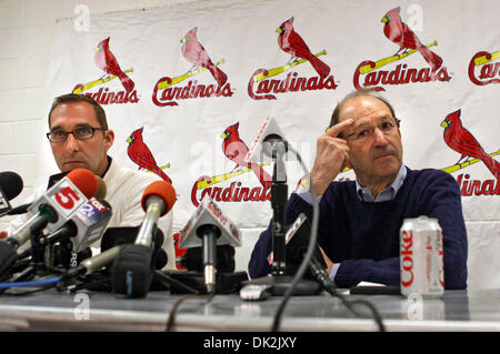 16 février 2011 - West Palm Beach, FL - Florida, USA - Etats-Unis - 021611 (Allen Eyestone/Le Palm Beach Post) Jupiter, FL... Cardinals de Saint-Louis directeur général John Mozeliak et propriétaire William DeWitt Jr. de répondre aux questions lors d'une conférence de presse de baseball d'entraînement de printemps Mercredi, 16 février 2011, à Jupiter, en Floride, la date limite d'Albert Pujols et les cardinaux pour atteindre un nouveau con Banque D'Images