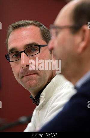 16 février 2011 - West Palm Beach, FL - Florida, USA - Etats-Unis - 021611 (Allen Eyestone/Le Palm Beach Post) Jupiter, FL... Cardinals de Saint-Louis directeur général John Mozeliak écoute au cours d'une conférence de presse de baseball d'entraînement de printemps Mercredi, 16 février 2011, à Jupiter, en Floride, la date limite d'Albert Pujols et les cardinaux pour parvenir à un nouveau contrat convention passés mercredi avec Banque D'Images