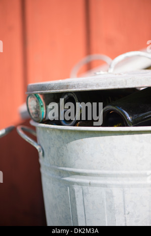 Conteneur de recyclage de bouteilles en verre plein Banque D'Images