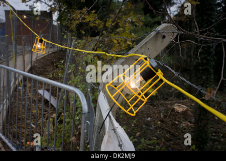 Détail de l'éclairage de sécurité pour la construction de qualité industrielle ou incultes, dans le sud de Londres, UK Banque D'Images