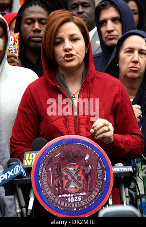 Christine Quinn, membre du conseil Les membres du Conseil de la ville de New York conférence de presse à la mémoire de Trayvon Martin a tenu à l'Hôtel de Ville Nouvelle Banque D'Images