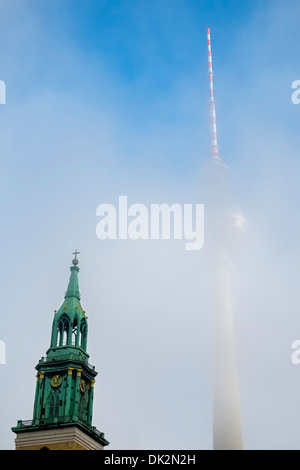 Clocher de l'église Sainte Marie de face de Telecafè dans le brouillard, Berlin, Allemagne Banque D'Images