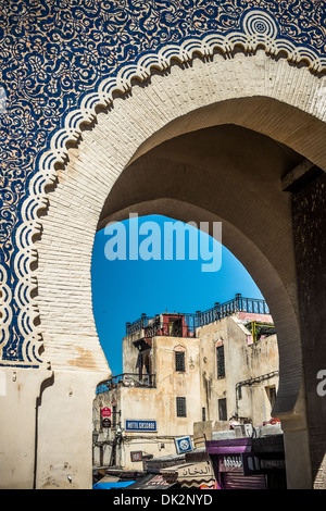 Bab Boujloud, la porte principale de l'ancienne médina de Fes Banque D'Images