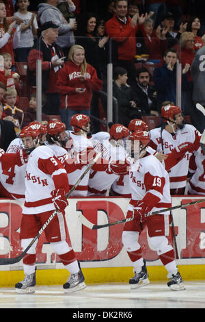 18 février 2011 - Madison, Wisconsin, USA - Wisconsin défenseur Jake Gardiner (19) est félicité par l'audience après avoir marqué un but au cours de la période 2e match entre les Minnesota Golden Gophers et le Wisconsin Badgers au Kohl Center à Madison, WI. Minnesota défait 5-2 au Wisconsin. (Crédit Image : © John Rowland/ZUMAPRESS.com) Southcreek/mondial Banque D'Images