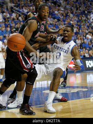 19 février 2011 - Lexington, Kentucky, USA - Caroline du Sud avant Gamecocks Malik Cooke (15) Kentucky Wildcats forcé l'avant Terrence Jones (3) pour mettre le ballon au-dessus au Kentucky joué en Caroline du Sud le samedi 19 février 2011 à Lexington, KY. Photo par Mark Cornelison | Personnel. (Crédit Image : © Lexington Herald-Leader/ZUMAPRESS.com) Banque D'Images
