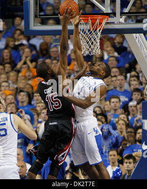 19 février 2011 - Lexington, Kentucky, USA - Kentucky Wildcats guard Darius Miller (1) bloque les shot of South Carolina Gamecocks de l'avant Malik Cooke (15) dans la première moitié au Kentucky joué en Caroline du Sud le samedi 19 février 2011 à Lexington, KY. Photo par Mark Cornelison | Personnel. (Crédit Image : © Lexington Herald-Leader/ZUMAPRESS.com) Banque D'Images