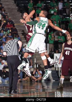 19 février 2011 - Denton, Texas, United States of America - University of Louisiana at Monroe avant Warhawks Tommie Sykes (13) et North Texas Mean Green avant Kedrick Hogans (24) démarrer le jeu de basket-ball de NCAA entre l'Université de Louisiane à Monroe Warhawks et l'université de North Texas Mean Green au Texas du nord,le Super Pit Coliseum, à Denton, Texas. ULM defea Banque D'Images