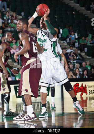 19 février 2011 - Denton, Texas, United States of America - North Texas Mean Green avant Kedrick Hogans (24) et University of Louisiana at Monroe avant Warhawks Tommie Sykes (13) en action au cours de la jeu de basket-ball de NCAA entre l'Université de Louisiane à Monroe Warhawks et l'université de North Texas Mean Green au Texas du nord,le Super Pit Coliseum, de Denton, Texas Banque D'Images