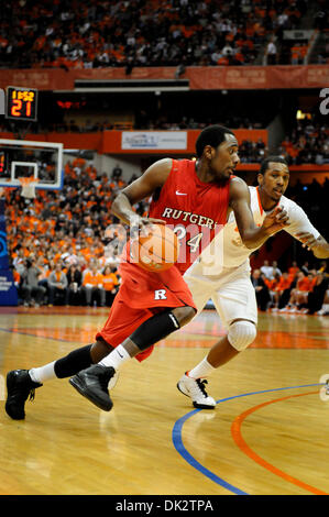 19 février 2011 : Rutgers avant Jonathan Mitchell (# 24) en action lors de la lecture de Syracuse. Syracuse défait 84-80 Rutgers au Carrier Dome à Syracuse, New York.(Image Crédit : © Alan Schwartz/Cal/ZUMAPRESS.com) Media Sport Banque D'Images