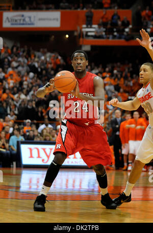 19 février 2011 : Rutgers avant Jonathan Mitchell (# 24) ressemble pour passer le ballon tout en jouant à Syracuse. Syracuse défait 84-80 Rutgers au Carrier Dome à Syracuse, New York.(Image Crédit : © Alan Schwartz/Cal/ZUMAPRESS.com) Media Sport Banque D'Images