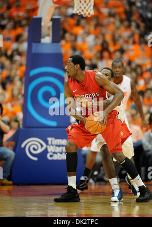 19 février 2011 : Rutgers avant Jonathan Mitchell (# 24) essaie de protéger le basket-ball pendant la lecture de Syracuse. À Rutgers Syracuse 84-80 au Carrier Dome à Syracuse, New York.(Image Crédit : © Alan Schwartz/Cal/ZUMAPRESS.com) Media Sport Banque D'Images