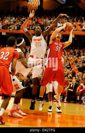 Février 19, 2011 : l'avant Rutgers Gilvydas Biruta (# 55) saisit le rebond à partir de Syacuse avant Rick Jackson (# 00) au Carrier Dome. Syracuse défait 84-80 Rutgers au Carrier Dome à Syracuse, New York.(Image Crédit : © Alan Schwartz/Cal/ZUMAPRESS.com) Media Sport Banque D'Images