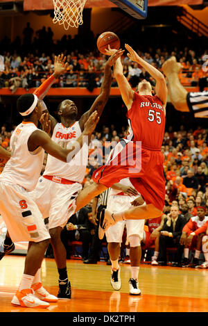 Février 19, 2011 : l'avant Rutgers Gilvydas Biruta (# 55) saisit le rebond à partir de Syacuse avant Rick Jackson (# 00) au Carrier Dome. Syracuse défait 84-80 Rutgers au Carrier Dome à Syracuse, New York.(Image Crédit : © Alan Schwartz/Cal/ZUMAPRESS.com) Media Sport Banque D'Images