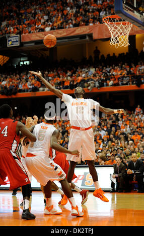 Février 19, 2011 : l'avant Syracuse Baye Moussa Keita (# 12) va pour le rebond tout en jouant. Syracuse défait 84-80 Rutgers au Carrier Dome à Syracuse, New York.(Image Crédit : © Alan Schwartz/Cal/ZUMAPRESS.com) Media Sport Banque D'Images