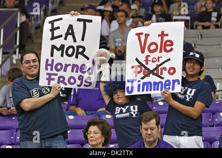 19 février 2011 - Fort Worth, Texas, US - BYU Cougars encourager leurs fans au cours de l'action contre le TCU Horned Frogs. A la mi-temps, BYU mène à Daniel-Meyer TCU 45-28 Coliseum. (Crédit Image : © Andrew Dieb/global/ZUMAPRESS.com) Southcreek Banque D'Images