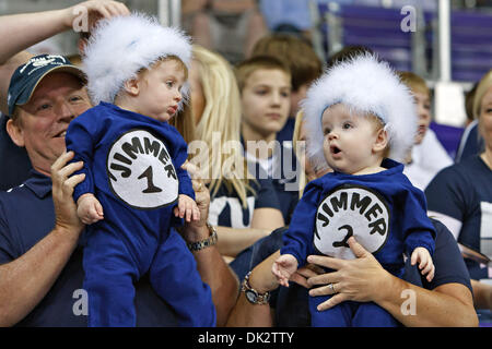 19 février 2011 - Fort Worth, Texas, US - BYU Cougars encourager leurs fans au cours de l'action contre le TCU Horned Frogs. A la mi-temps, BYU mène à Daniel-Meyer TCU 45-28 Coliseum. (Crédit Image : © Andrew Dieb/global/ZUMAPRESS.com) Southcreek Banque D'Images