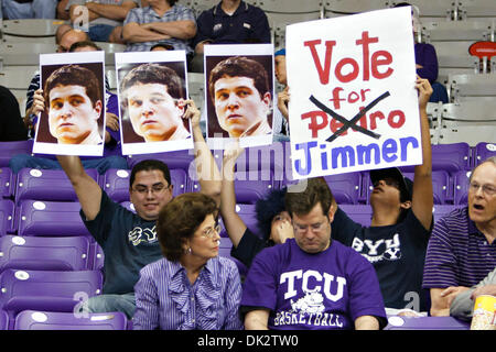 19 février 2011 - Fort Worth, Texas, US - BYU Cougars encourager leurs fans au cours de l'action contre le TCU Horned Frogs. A la mi-temps, BYU mène à Daniel-Meyer TCU 45-28 Coliseum. (Crédit Image : © Andrew Dieb/global/ZUMAPRESS.com) Southcreek Banque D'Images