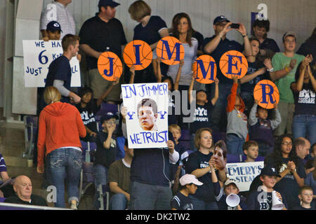 19 février 2011 - Fort Worth, Texas, US - BYU Cougars encourager leurs fans au cours de l'action contre le TCU Horned Frogs. A la mi-temps, BYU mène à Daniel-Meyer TCU 45-28 Coliseum. (Crédit Image : © Andrew Dieb/global/ZUMAPRESS.com) Southcreek Banque D'Images