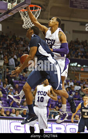 19 février 2011 - Fort Worth, Texas, US - Cougars Brigham Young l'avant Brandon Davies (0) en action contre le TCU Horned Frogs. A la mi-temps, BYU mène à Daniel-Meyer TCU 45-28 Coliseum. (Crédit Image : © Andrew Dieb/global/ZUMAPRESS.com) Southcreek Banque D'Images