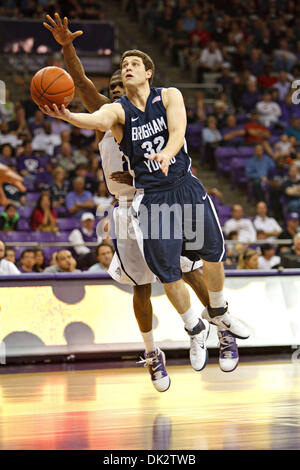 19 février 2011 - Fort Worth, Texas, US - Cougars Brigham Young Guard Jimmer Fredette (32) en action contre le TCU Horned Frogs. A la mi-temps, BYU mène à Daniel-Meyer TCU 45-28 Coliseum. (Crédit Image : © Andrew Dieb/global/ZUMAPRESS.com) Southcreek Banque D'Images