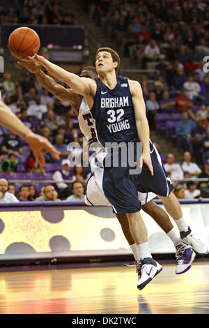 19 février 2011 - Fort Worth, Texas, US - Cougars Brigham Young Guard Jimmer Fredette (32) en action contre le TCU Horned Frogs. A la mi-temps, BYU mène à Daniel-Meyer TCU 45-28 Coliseum. (Crédit Image : © Andrew Dieb/global/ZUMAPRESS.com) Southcreek Banque D'Images