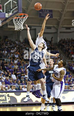 19 février 2011 - Fort Worth, Texas, US - Cougars Brigham Young Guard Jimmer Fredette (32) en action contre le TCU Horned Frogs. A la mi-temps, BYU mène à Daniel-Meyer TCU 45-28 Coliseum. (Crédit Image : © Andrew Dieb/global/ZUMAPRESS.com) Southcreek Banque D'Images