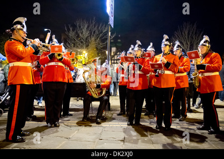 Une fanfare jouant dans la place du marché, Atherstone, c'est pendant la nuit. Dickens annuelle Banque D'Images