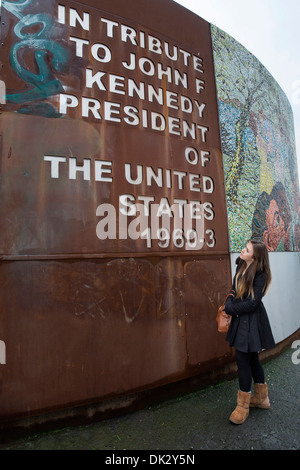 Le John F. Kennedy Memorial Mosaïque dans Floodgate Street, Birmingham Digbeth,.la date de l'inscription l'on croit être mal. Banque D'Images