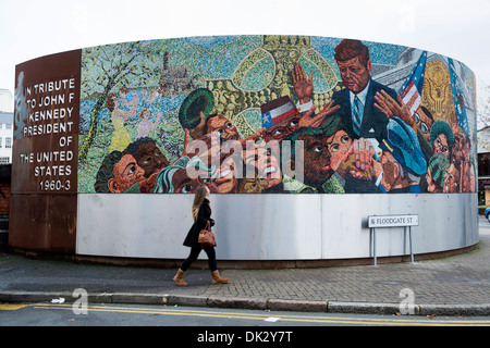 Le John F. Kennedy Memorial Mosaïque dans Floodgate Street, Birmingham Digbeth,.la date de l'inscription l'on croit être mal. Banque D'Images