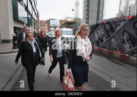 Londres, Royaume-Uni. 2e décembre 2013. Old Bailey. La famille de soldat Lee Rigby arrivent à l'Old Bailey à Londres pour le procès continue d'assassins présumés, Michael Adebolajo et Michael Adebowale. M. Rigby a été attaqué à Woolwich, dans le sud-est de Londres, en mai de cette année. Credit : Lee Thomas/Alamy Live News