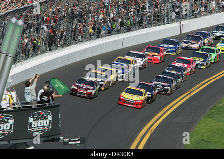 20 février 2011 - Daytona Beach, Floride, États-Unis d'Amérique - le drapeau vert des vagues au début de la Daytona 500 à Daytona International Speedway de Daytona Beach, Fl. (Crédit Image : © David Roseblum/ZUMAPRESS.com) Southcreek/mondial Banque D'Images