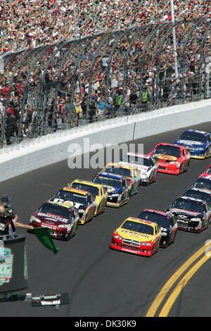 20 février 2011 - Daytona Beach, Floride, États-Unis d'Amérique - le drapeau vert des vagues au début de la Daytona 500 à Daytona International Speedway de Daytona Beach, Fl. (Crédit Image : © David Roseblum/ZUMAPRESS.com) Southcreek/mondial Banque D'Images