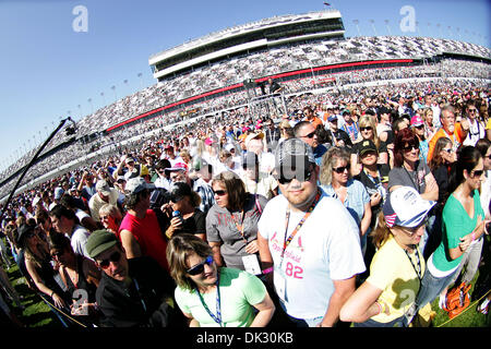 20 février 2011 - Daytona Beach, Floride, États-Unis d'Amérique - Fans foule l'entrepiste avant le Daytona 500 à Daytona International Speedway de Daytona Beach, Fl. (Crédit Image : © David Roseblum/ZUMAPRESS.com) Southcreek/mondial Banque D'Images