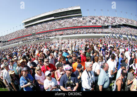 20 février 2011 - Daytona Beach, Floride, États-Unis d'Amérique - Fans foule l'entrepiste avant le Daytona 500 à Daytona International Speedway de Daytona Beach, Fl. (Crédit Image : © David Roseblum/ZUMAPRESS.com) Southcreek/mondial Banque D'Images
