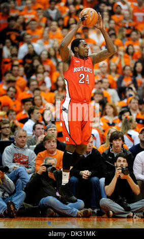 19 février 2011 : Rutgers avant Jonathan Mitchell (# 24) sauts pour une meilleure vue lors de la lecture de Syracuse. Syracuse défait 84-80 Rutgers au Carrier Dome à Syracuse, New York.(Image Crédit : © Alan Schwartz/Cal/ZUMAPRESS.com) Media Sport Banque D'Images