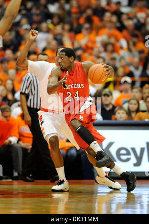 19 février 2011 : Rutgers avant Jonathan Mitchell (# 24) entraîne vers le panier en jouant à Syracuse. Syracuse défait 84-80 Rutgers au Carrier Dome à Syracuse, New York.(Image Crédit : © Alan Schwartz/Cal/ZUMAPRESS.com) Media Sport Banque D'Images