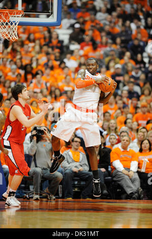 19 février 2011 : Syracuse avant Rick Jackson (# 00) s'empare d'un rebond tout en jouant. Syracuse défait 84-80 Rutgers au Carrier Dome à Syracuse, New York.(Image Crédit : © Alan Schwartz/Cal/ZUMAPRESS.com) Media Sport Banque D'Images