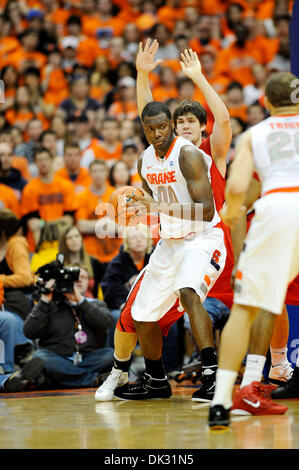 19 février 2011 : Syracuse avant Rick Jackson (# 00) recherche deux points tout en jouant. Syracuse défait 84-80 Rutgers au Carrier Dome à Syracuse, New York.(Image Crédit : © Alan Schwartz/Cal/ZUMAPRESS.com) Media Sport Banque D'Images