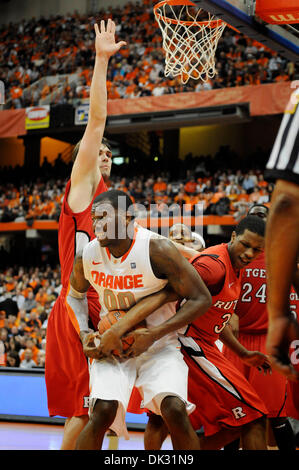 19 février 2011 : Syracuse avant Rick Jackson (# 00) détient sur le basket-ball alors que Mike garde Rutgers Poole (# 32) tente d'éloigner de l'acier la balle. Syracuse défait 84-80 Rutgers au Carrier Dome à Syracuse, New York.(Image Crédit : © Alan Schwartz/Cal/ZUMAPRESS.com) Media Sport Banque D'Images