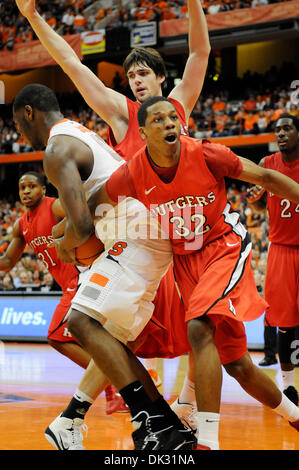 19 février 2011 : Rutgers guard Mike Poole (# 32) essaie de le bal de l'acier pour Syracuse en avant Rick Jackson. Syracuse défait 84-80 Rutgers au Carrier Dome à Syracuse, New York.(Image Crédit : © Alan Schwartz/Cal/ZUMAPRESS.com) Media Sport Banque D'Images