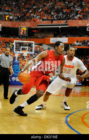 19 février 2011 : Rutgers avant Jonathan Mitchell (# 24) entraîne vers le panier tandis que l'avant de Syracuse Kris Joseph (# 32) défend. Syracuse défait 84-80 Rutgers au Carrier Dome à Syracuse, New York.(Image Crédit : © Alan Schwartz/Cal/ZUMAPRESS.com) Media Sport Banque D'Images