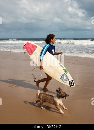 Surfer sur la plage de Iguape, district de Fortaleza, Brésil. Banque D'Images