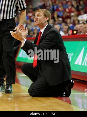 23 février 2011 - Fayetteville, AR, USA - California coach John Pelphrey encouragé ses équipes la défense comme l'Arkansas Kentucky joué le mercredi 23 février 2011 à Fayetteville, AR. Photo par Mark Cornelison | Personnel. (Crédit Image : © Lexington Herald-Leader/ZUMAPRESS.com) Banque D'Images