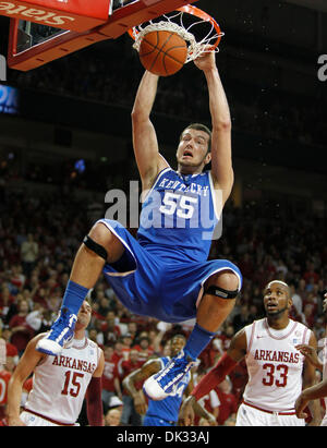 23 février 2011 - Fayetteville, AR, USA - Kentucky Wildcats avant Josh Harrellson (55) bloquée pour deux de ses point, il la première moitié au Kentucky joué Arkansas le mercredi 23 février 2011 à Fayetteville, AR. Photo par Mark Cornelison | Personnel. (Crédit Image : © Lexington Herald-Leader/ZUMAPRESS.com) Banque D'Images