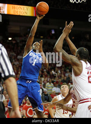 23 février 2011 - Fayetteville, AR, USA - Kentucky Wildcats guard Darius Miller (1) Vous avez le panier et la faute dans le premier semestre de l'Arkansas a joué le Kentucky le mercredi 23 février 2011 à Fayetteville, AR. Photo par Mark Cornelison | Personnel. (Crédit Image : © Lexington Herald-Leader/ZUMAPRESS.com) Banque D'Images