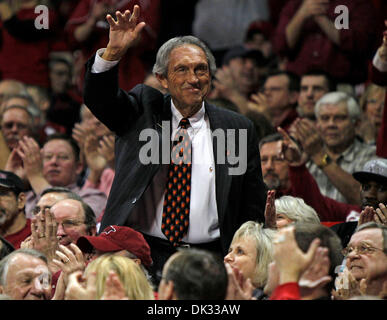 23 février 2011 - Fayetteville, AR, USA - l'ancien entraîneur du Kentucky et de l'Arkansas Eddie Sutton était sur place en tant que New York a joué l'Arkansas le mercredi 23 février 2011 à Fayetteville, AR. Photo par Mark Cornelison | Personnel. (Crédit Image : © Lexington Herald-Leader/ZUMAPRESS.com) Banque D'Images